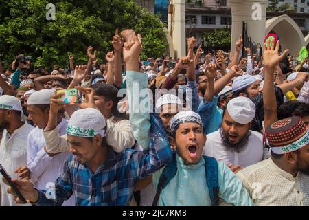 Dhaka, Division de Dhaka, Bangladesh. 10th juin 2022. Les activistes d'Islami Andolan Bangladesh, un parti politique islamiste, ont crié des slogans anti-indiens pour protester contre l'ancienne porte-parole indienne du BJP Nupur Sharma au sujet de ses commentaires blasphématoires sur le prophète Mohammed à Dhaka sur 10 juin 2022. (Credit image: © Nahid Hasan/Pacific Press via ZUMA Press Wire) Credit: ZUMA Press, Inc./Alamy Live News Banque D'Images