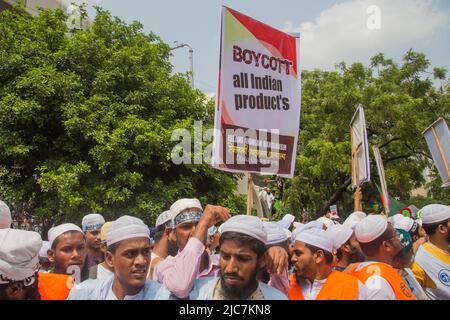 Dhaka, Division de Dhaka, Bangladesh. 10th juin 2022. Les activistes d'Islami Andolan Bangladesh, un parti politique islamiste, tiennent des pancartes alors qu'ils crient des slogans anti-indiens pour protester contre l'ancienne porte-parole indienne du BJP Nupur Sharma à propos de ses commentaires blasphématoires sur le prophète Mohammed à Dhaka sur 10 juin 2022. (Credit image: © Nahid Hasan/Pacific Press via ZUMA Press Wire) Credit: ZUMA Press, Inc./Alamy Live News Banque D'Images