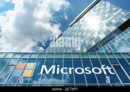 Bucarest, Roumanie - 04 juin 2022: Vue du siège de Microsoft Roumanie dans les tours de la porte de ville situé sur la place de la presse libre, à Bucarest, Roumanie. Banque D'Images