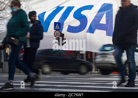 Bucarest, Roumanie - 03 janvier 2022: Une grande publicité VISA (focus sélectif - intentionaly motion blur) sur une énorme bannière est soulevée sur un bui Banque D'Images