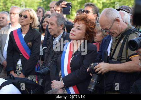 Hommage à Frédéric Leclerc-Imhoff le journaliste de BFMTV tué en Ukraine la sénatrice Esther Benbassa et Geneviève Garrigos sont au premier rang Banque D'Images