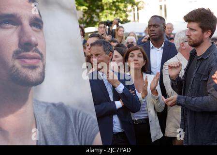 Hommage à Frédéric Leclerc-Imhoff Marc olivier fogiel et Maxime Branstaetter dévant le portrait du journaliste né en Ukraine Banque D'Images