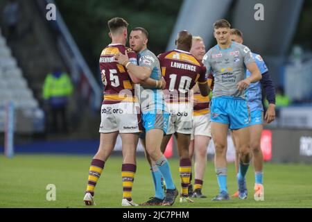 Huddersfield, Royaume-Uni. 10th juin 2022. Les deux équipes se secouent après le match à Huddersfield, Royaume-Uni, le 6/10/2022. (Photo de James Heaton/News Images/Sipa USA) crédit: SIPA USA/Alay Live News Banque D'Images