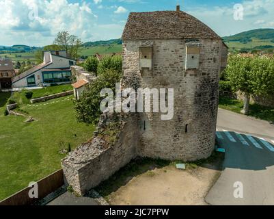 Tour de défense circulaire avec des trous d'échappatoires perçant les murs de la ville de Cluny protégeant l'ancien centre religieux et l'abbaye Banque D'Images