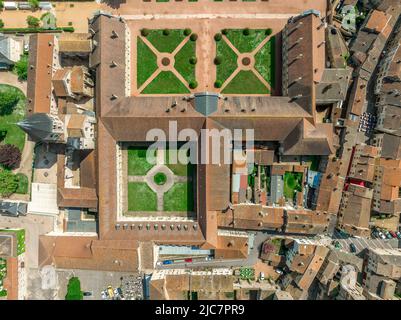 Vue de l'abbaye de Cluny ancien monastère bénédictin de style architectural roman à Cluny, Saône-et-Loire, France dédié à Saint PET Banque D'Images