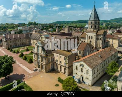 Vue de l'abbaye de Cluny ancien monastère bénédictin de style architectural roman à Cluny, Saône-et-Loire, France dédié à Saint PET Banque D'Images