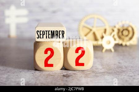 September 22st. Jour 22 mois, tous les jours de calendrier sur tableau blanc avec réflexion, avec fond bleu clair. Temps d'automne, l'espace vide pour le texte Banque D'Images