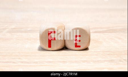 symbole de fer sur la table périodique des éléments Banque D'Images