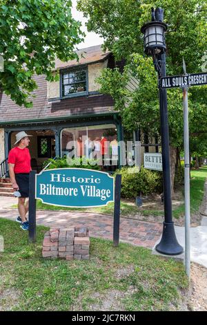 VILLAGE DE BILTMORE à ASHEVILLE, NC, USA-5 JUIN 2022: Bette Boutique, avec panneau 'Historic Biltmore Village' devant. Un homme à gauche de l'image. Banque D'Images