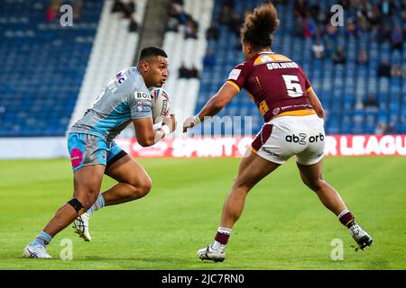 Huddersfield, Royaume-Uni. 10th juin 2022. David Fusitu'a de Leeds prend Ashton Golding de Huddersfield lors du match de Super League entre Huddersfield Giants et Leeds Rhinos au stade John Smiths, Huddersfield, en Angleterre, le 10 juin 2022. Photo de Simon Hall. Utilisation éditoriale uniquement, licence requise pour une utilisation commerciale. Aucune utilisation dans les Paris, les jeux ou les publications d'un seul club/ligue/joueur. Crédit : UK Sports pics Ltd/Alay Live News Banque D'Images