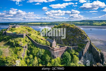 Château de Dumbarton au-dessus de la rivière Clyde et de la rivière Leven d'un drone, Écosse, Royaume-Uni Banque D'Images