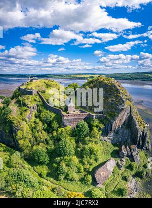 Château de Dumbarton au-dessus de la rivière Clyde et de la rivière Leven d'un drone, Écosse, Royaume-Uni Banque D'Images