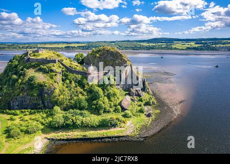 Château de Dumbarton au-dessus de la rivière Clyde et de la rivière Leven d'un drone, Écosse, Royaume-Uni Banque D'Images