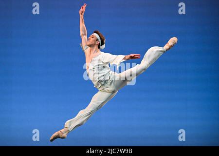 Moscou, Russie. 10th juin 2022. Maxim Izmestyev, de Russie, se produit au cours du XIVe Concours international de ballet au Théâtre Bolchoï de Moscou, en Russie, au 10 juin 2022. Le concours a lieu ici de 3 juin à 11. Credit: Alexander Zemlianichenko Jr/Xinhua/Alay Live News Banque D'Images