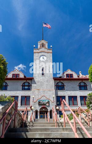 Okanogan, WA - USA-0511-2022: Extérieur du palais de justice du comté d'Okanogan Banque D'Images