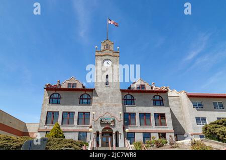 Okanogan, WA - USA-0511-2022: Extérieur du palais de justice du comté d'Okanogan Banque D'Images