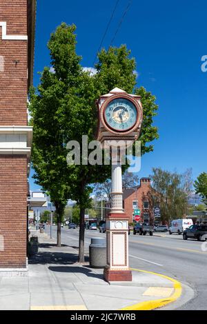 Okanogan, WA - USA-0511-2022: Horloge de ville antique à quatre faces sur Pine Street. Vivez mieux avec l'Electicité Banque D'Images