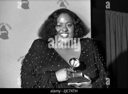 Jennifer Holliday aux Grammy Awards 28th sur 25 février 1986 à l'Auditorium du Sanctuaire de Los Angeles, en Californie. Crédit: Ralph Dominguez/MediaPunch Banque D'Images