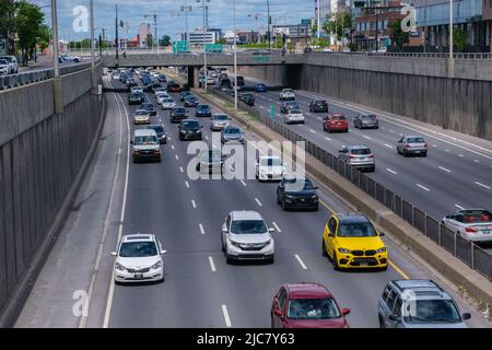 Montréal, CA, le 5 juin 2022 : circulation dense sur l'autoroute Décarie Banque D'Images