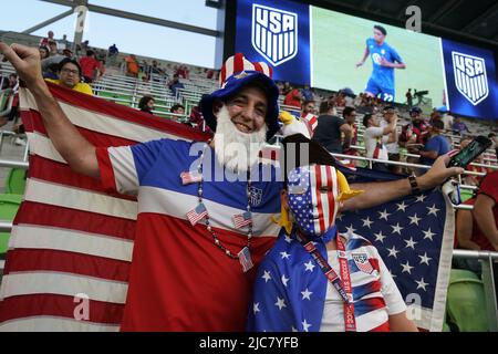 Austin Texas USA, 10th juin 2022 : les fans américains vêtus d'étoiles et de rayures applaudissent lors de la première moitié de l'action d'un match de la Ligue de la nation CONCACAF au stade Q2 d'Austin. Il s'agit du dernier match de l'équipe nationale américaine (USMNT) des hommes aux États-Unis avant la coupe du monde de la FIFA 2022. Crédit : Bob Daemmrich/Alay Live News Banque D'Images