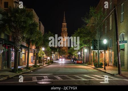 Church Street et le clocher de l'église St Phillip's Church à Charleston, Caroline du Sud. Banque D'Images