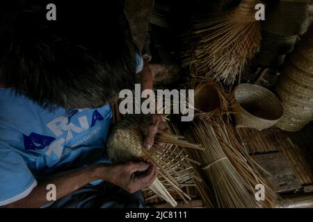 Les artisans font du stockage du riz des récipients écologiques de bambou tissé à Bogor, Java-Ouest, Indonésie, sur 7 juin 2022 Banque D'Images