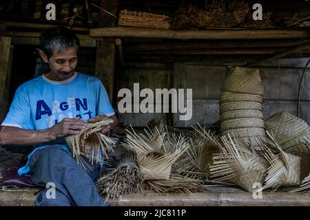 Les artisans font du stockage du riz des récipients écologiques de bambou tissé à Bogor, Java-Ouest, Indonésie, sur 7 juin 2022 Banque D'Images