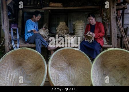 Les artisans font du stockage du riz des récipients écologiques de bambou tissé à Bogor, Java-Ouest, Indonésie, sur 7 juin 2022 Banque D'Images