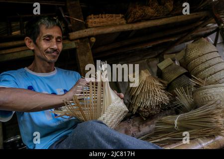 Les artisans font du stockage du riz des récipients écologiques de bambou tissé à Bogor, Java-Ouest, Indonésie, sur 7 juin 2022 Banque D'Images