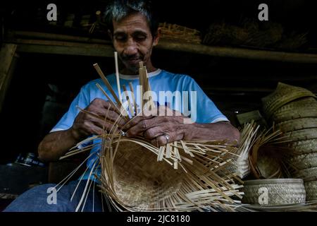 Les artisans font du stockage du riz des récipients écologiques de bambou tissé à Bogor, Java-Ouest, Indonésie, sur 7 juin 2022 Banque D'Images