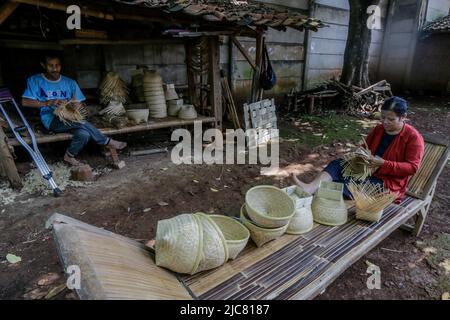 Les artisans font du stockage du riz des récipients écologiques de bambou tissé à Bogor, Java-Ouest, Indonésie, sur 7 juin 2022 Banque D'Images