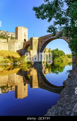 Pont voûté au-dessus du Tage qui traverse la ville médiévale de Tolède. Banque D'Images