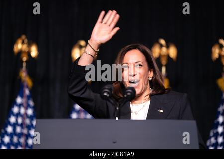 Caroline du Sud, États-Unis. 10th juin 2022. Le vice-président Kamala Harris s'adresse à la foule lors du 10 juin 2022 du dîner du Palmetto bleu du Parti démocratique de Caroline du Sud, à Columbia, Caroline du Sud. (Photo de Sean Rayford/Pool/Sipa USA) crédit: SIPA USA/Alay Live News crédit: SIPA USA/Alay Live News Banque D'Images