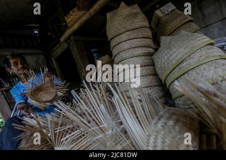 Les artisans font du stockage du riz des récipients écologiques de bambou tissé à Bogor, Java-Ouest, Indonésie, sur 7 juin 2022 Banque D'Images