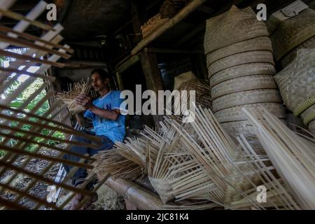 Les artisans font du stockage du riz des récipients écologiques de bambou tissé à Bogor, Java-Ouest, Indonésie, sur 7 juin 2022 Banque D'Images