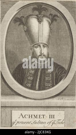 Portrait en buste d'Ahmed III, sultan de l'Empire ottoman, portant un turban. Le portrait est encadré dans un cadre ovale sur un piédestal. Dans le cadre sous l'image, le nom et la fonction de la personne représentée. En bas à droite : 13. Portrait d'Ahmed III, imprimeur: Michiel van der Gucht, (mentionné sur l'objet), Anvers, 1670 - 1725, papier, gravure, h 152 mm × l 93 mm Banque D'Images