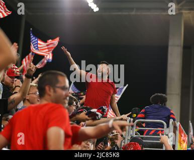 Austin, Texas, États-Unis. 10th juin 2022. Les fans des États-Unis célèbrent un but lors d'un match de la Ligue des Nations de la CONCACAF sur 10 juin 2022 à Austin, Texas. (Credit image: © Scott Coleman/ZUMA Press Wire) Credit: ZUMA Press, Inc./Alamy Live News Banque D'Images