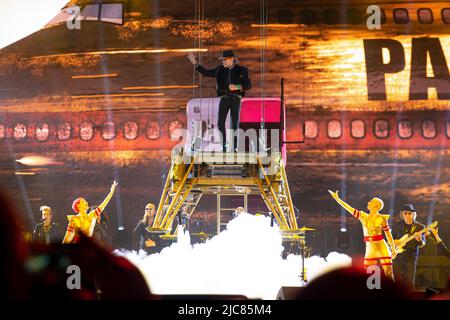 Cologne, Allemagne. 10th juin 2022. Le chanteur, musicien Udo LINDENBERG (au centre) débarque sur scène avec son vaisseau spatial à son concert à l'ARÈNE LANXESS de Cologne sur 10 juin 2022 Credit: dpa/Alay Live News Banque D'Images