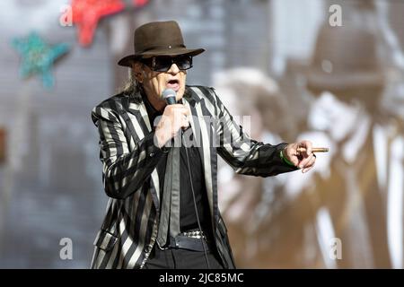 Cologne, Allemagne. 10th juin 2022. Chanteur, musicien Udo LINDENBERG (au milieu), à son concert dans la LANXESS - ARENA de Koeln, on 10 juin 2022 Credit: dpa/Alay Live News Banque D'Images