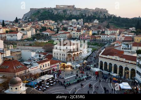 Drone vue aérienne de la ville sur le centre historique, l'Acropole et le Parthénon, Athènes, Grèce Banque D'Images