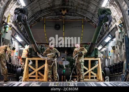 USEUCOM, emplacement non divulgué. 2nd mai 2022. Sergent d'état-major Evan Minca, directeur de charge du 517th Escadron de transport aérien, et le capitaine Andrew Miller-Bissell, tous deux de la base interarmées Elmendorf AK., se préparent à décharger M777 obusiers d'un C-17 Globemaster III en Europe de l'est, au 2 mai 2022. L'assistance de sécurité que les États-Unis fournissent à l'Ukraine permet un succès critique sur le champ de bataille contre la force russe d'invasion. Credit: US Air Force/ZUMA Press Wire Service/ZUMAPRESS.com/Alamy Live News Banque D'Images