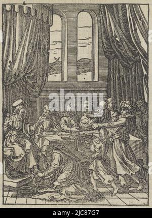 Christ est assis à la table de manger dans la maison de Simon le Pharisien. Mary Magdalene s'agenouille sur le sol en ontant ses pieds et en les séchant avec ses cheveux, Christ oint par Mary Magdalene, Imprimeur: Christoffel van Sichem (II), Amsterdam, 1581 - 1658, papier, impression typographique, h 115 mm × l 87 mm Banque D'Images