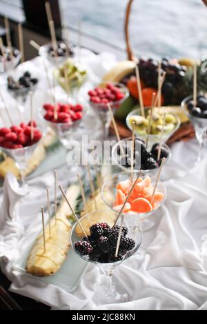 Buffet de fruits sur nappe blanche Banque D'Images