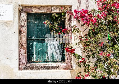 Porte d'entrée traditionnelle dans une maison de ville grecque sur l'île de Santorini Banque D'Images