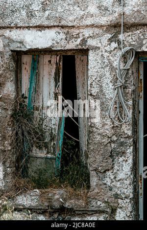 Lieux perdus et abandonnés : ruine d'une maison de ville à Megalochori sur l'île de Santorini Banque D'Images