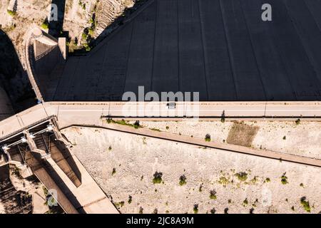 Antenne de voiture blanche Offroad passant par le barrage de Mesochora en Grèce Banque D'Images