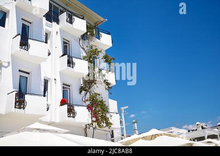 Petit hôtel avec balcon avec chaise et décoration florale dans la rue de Bodrum, Turquie Banque D'Images