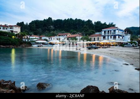 Ville portuaire grecque de Katigiorgis sur Pélilion à l'heure bleue Banque D'Images