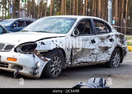 Une voiture détruite par un shrapnel d'une fusée qui a explosé à proximité. Cimetière automobile d'Irpensky. Conséquences de l'invasion de l'armée russe à Ukra Banque D'Images