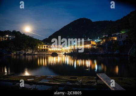 Ville de Damouchari (Pélion Peninsula en Grèce) la nuit avec des réflexions sur l'eau Banque D'Images